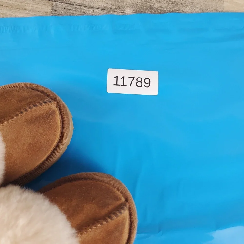 UGG excellent light